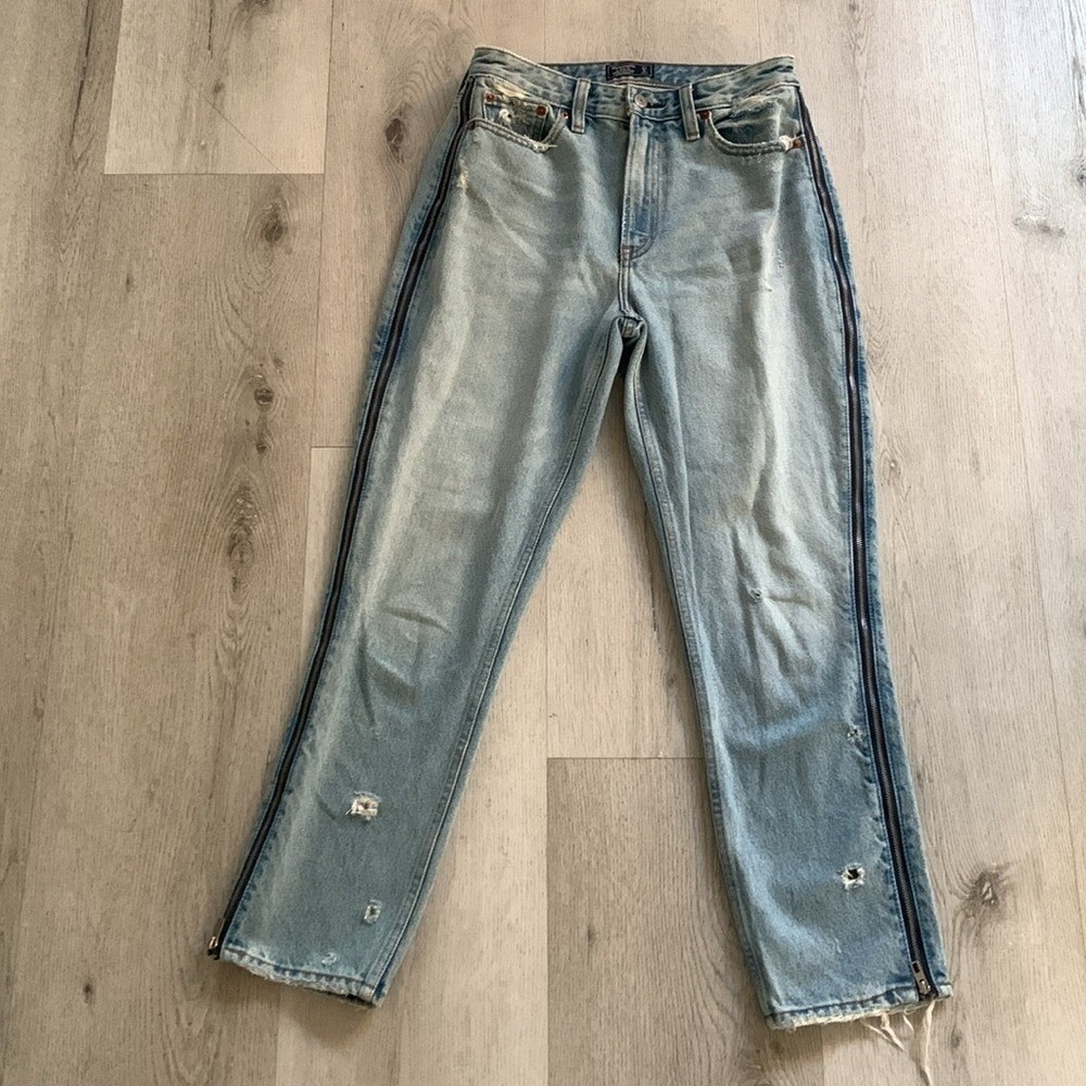 Abercrombie‎ & Fitch High Rise Girlfriend Jeansside zippers size 27/4 light Wash